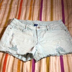 Light blue denim jeans with cutouts